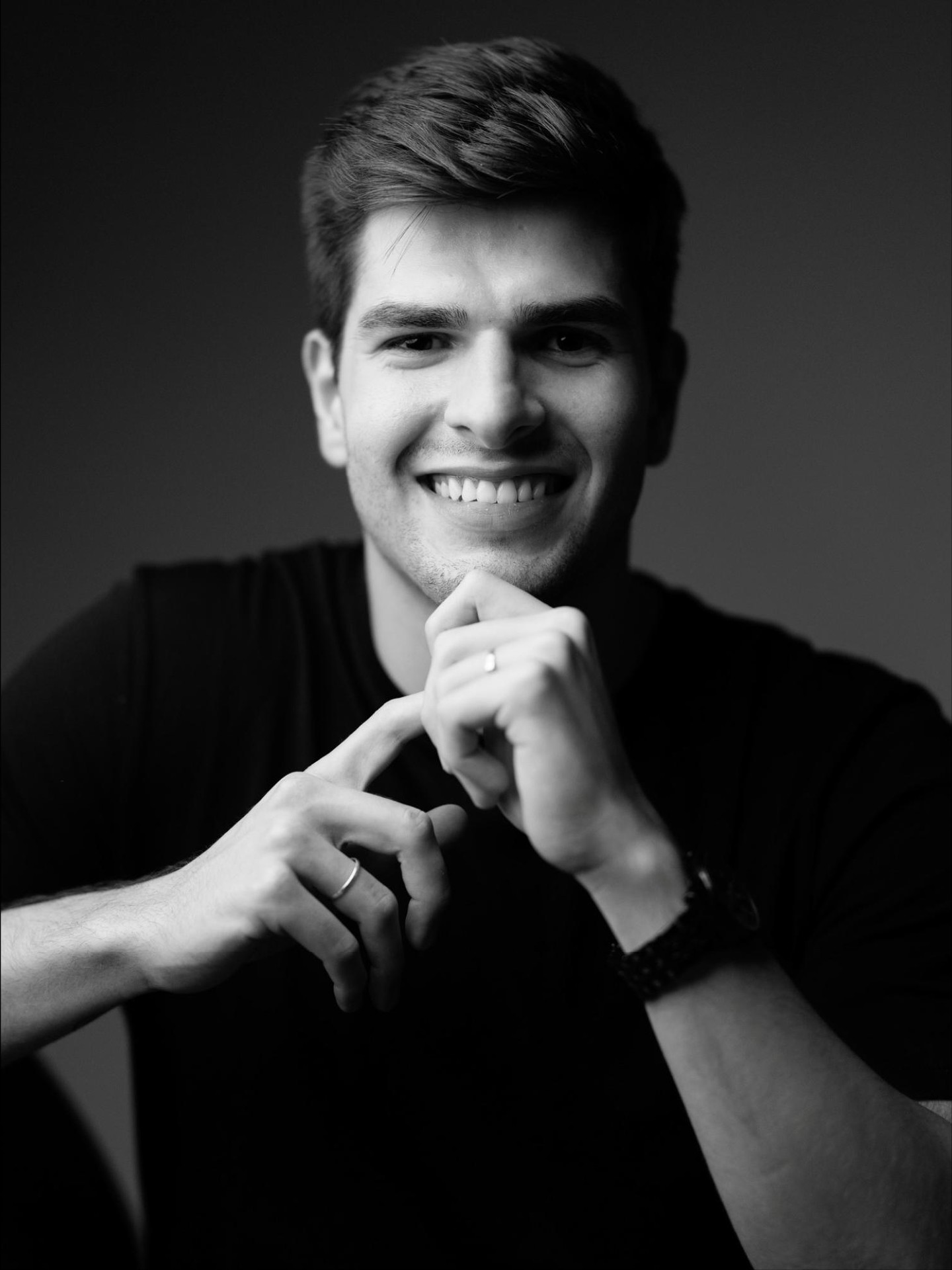 Retrato do celebrante Murilo Mestriner sorrindo, em preto e branco