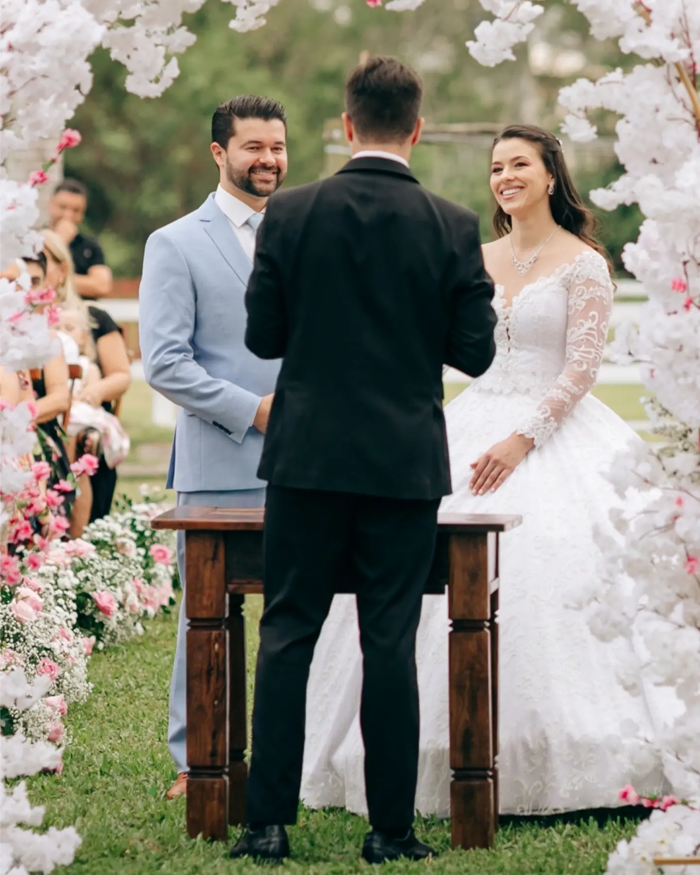 Cerimônia de casamento ao ar livre em meio ao verde